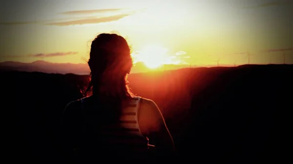 Een Vrouw Die Het Adembenemende Zonsondergang Landschap Bewondert — Stockfoto