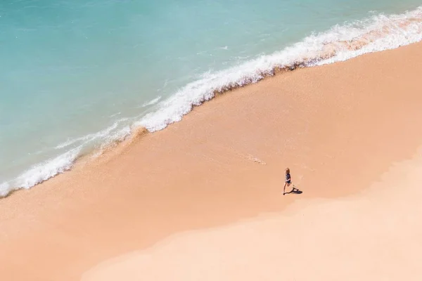 Písečná Pláž Pěnovými Vlnami Osamělou Osobou — Stock fotografie