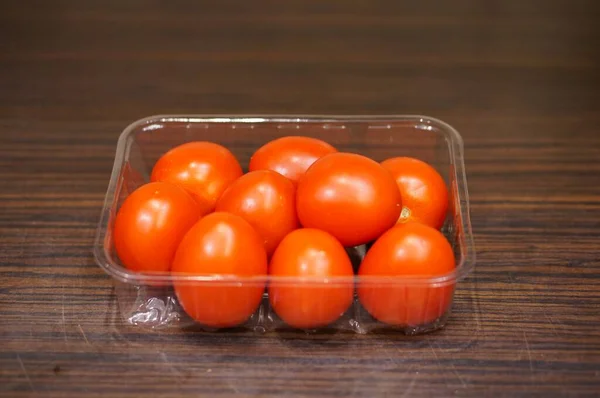Tiro Alto Ángulo Tomates Una Caja Plástico — Foto de Stock