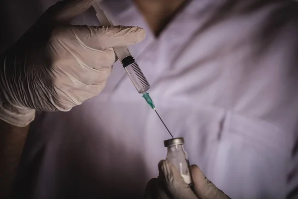 Närbild Läkare Som Tillverkar Ett Vaccin Begreppet Coronavirus — Stockfoto