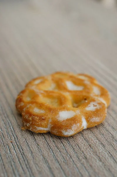 花形のクッキーの柔らかい焦点は 木製のテーブルの上に白砂糖をトッピング — ストック写真