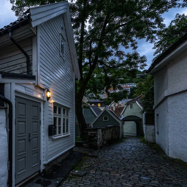 Bergen Eski Kasabasında Tipik Ahşap Evleri Olan Renkli Bir Caddenin — Stok fotoğraf