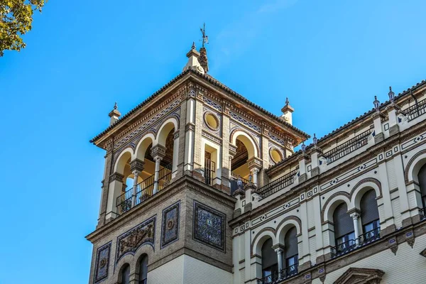 Colpo Angolo Basso Edificio Storico Spagna Con Cielo Blu Sullo — Foto Stock