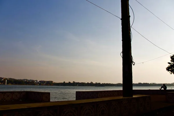 Een Silhouet Van Een Elektrische Paal Pier Met Landschap Van — Stockfoto