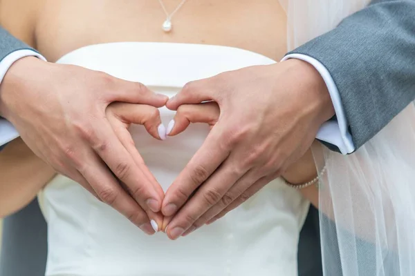 Romantisk Brud Och Brudgum Visar Ett Hjärta Symbol Med Händer — Stockfoto