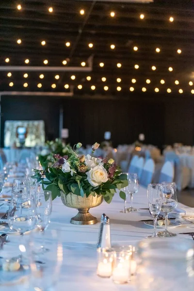 Une Configuration Élégante Table Mariage Avec Belles Décorations Florales — Photo