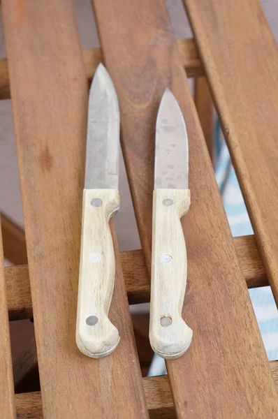 Deux Couteaux Blancs Pointus Posés Sur Une Table Bois — Photo