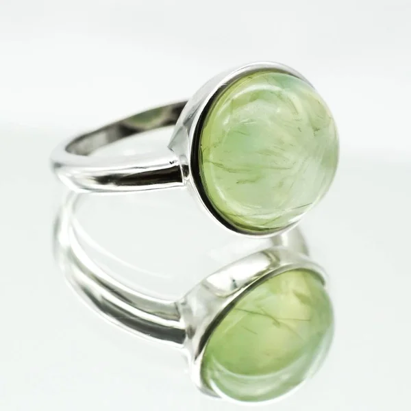 Oval Grön Prehnite Ring Vit Yta — Stockfoto