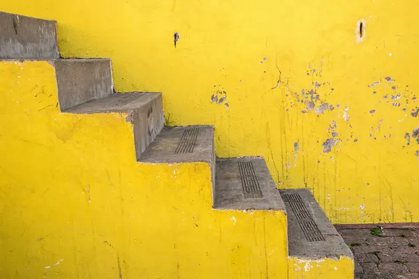 Güneş Işığının Altındaki Eski Bir Duvara Karşı Sarı Bir Merdiven — Stok fotoğraf