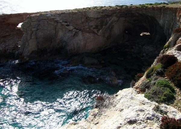 马耳他群岛拉普西海岸线上的一个海洞 — 图库照片