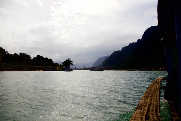 Blick Auf Fluss Und Berge Von Einem Boot Aus Vietnam — Stockfoto