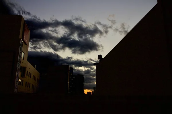 Tiro Ângulo Baixo Uma Silhueta Uma Pessoa Edifício Com Céu — Fotografia de Stock