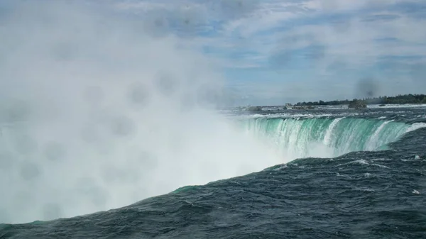 加拿大方面对夏日尼亚加拉瀑布的看法 — 图库照片