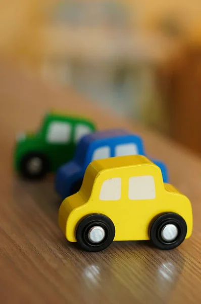 Tahta Bir Masada Sarı Tahta Bir Oyuncak Arabanın Seçici Odak — Stok fotoğraf