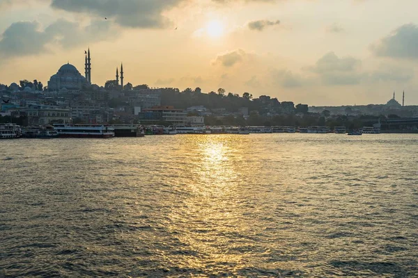 Mesquita Suleymaniye Rodeada Edifícios Mar Durante Pôr Sol Istambul Turquia — Fotografia de Stock