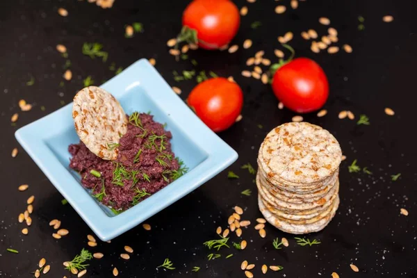 Close Pasta Azeitona Uma Tigela Mesa Com Biscoitos Tomates Sob — Fotografia de Stock