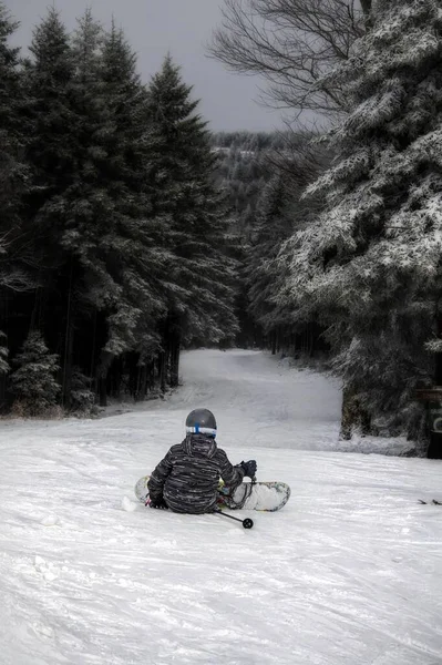 Plano Vertical Una Persona Sentada Colina Con Snowboard —  Fotos de Stock