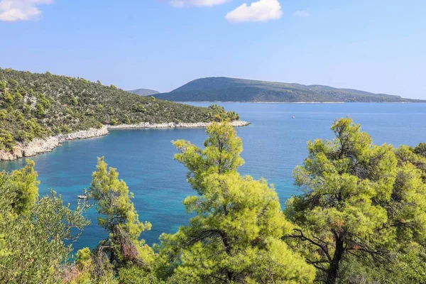 希腊斯基亚瑟斯岛上美丽的大海绿岸高角景观 — 图库照片