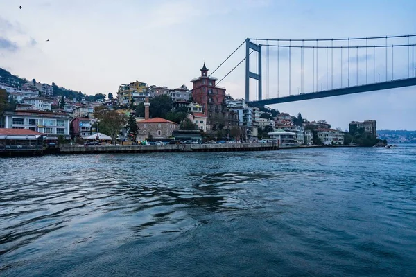 Γέφυρα Fatih Sultan Mehmet Περιβάλλεται Από Κτίρια Και Θάλασσα Στην — Φωτογραφία Αρχείου