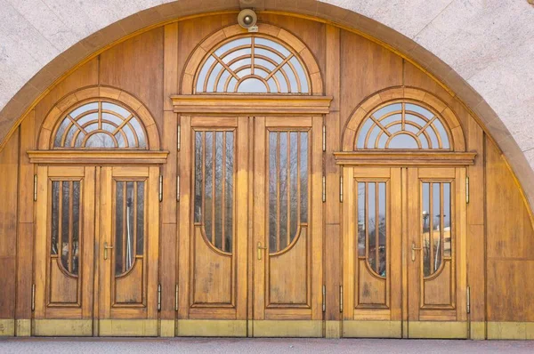 Крупный План Украшенной Арочной Деревянной Двери Церкви — стоковое фото