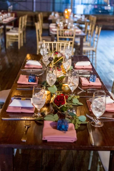 Une Configuration Élégante Table Mariage Avec Belles Décorations Florales — Photo
