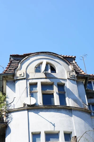 Eine Vertikale Aufnahme Eines Weißen Gebäudes Unter Blauem Himmel — Stockfoto