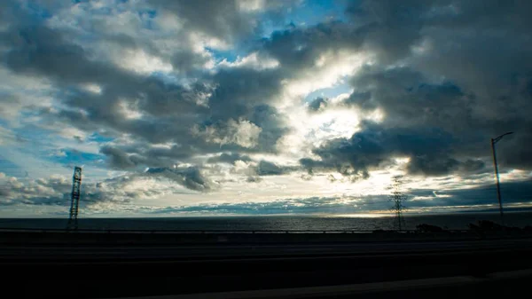 海面上乌云密布的落日天空 — 图库照片