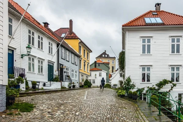 Típicas Casas Madeira Norueguesas Alinhadas Longo Uma Rua Pitoresca Cidade — Fotografia de Stock