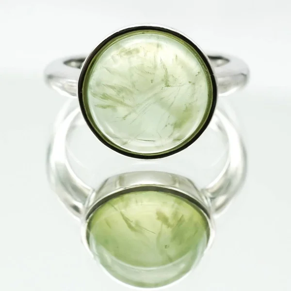 Oval Grön Prehnite Ring Vit Yta — Stockfoto