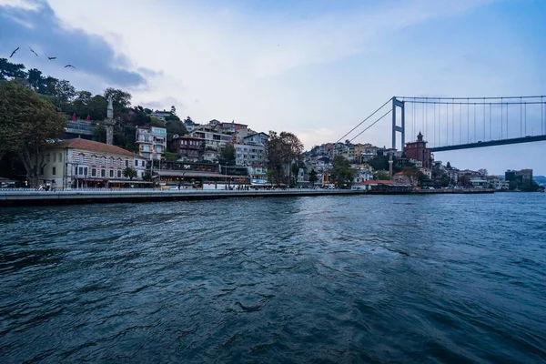 Fatih Sultan Mehmet Bridge Obklopený Budovami Mořem Istanbulu Turecku — Stock fotografie