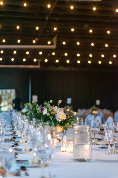 美しい花の装飾が施されたエレガントなウェディングテーブルのセットアップ — ストック写真