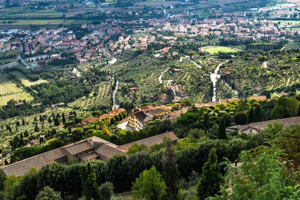イタリア アレッツォ州コルトーナからのトスカーナの丘や村のパノラマビュー — ストック写真