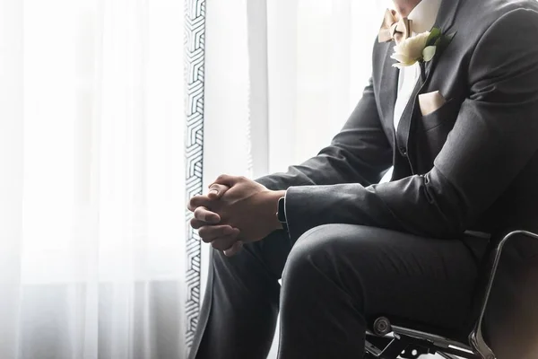 Een Knappe Bruidegom Zwart Pak Biddend Voor Huwelijksceremonie — Stockfoto