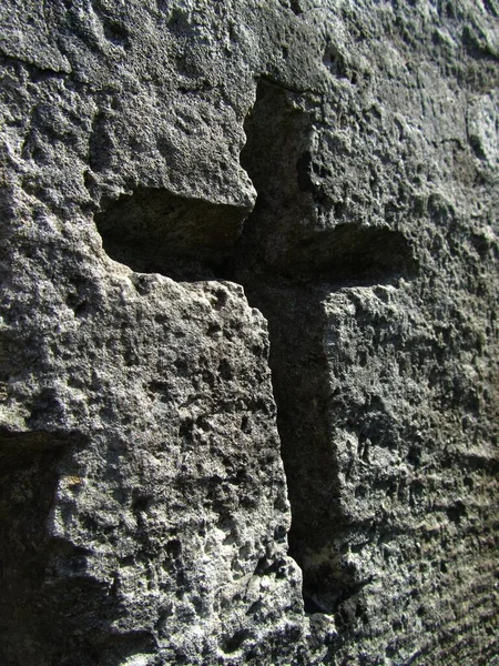 Μια Κάθετη Βολή Του Συμβόλου Του Ιερού Σταυρού Χαραγμένο Βράχο — Φωτογραφία Αρχείου