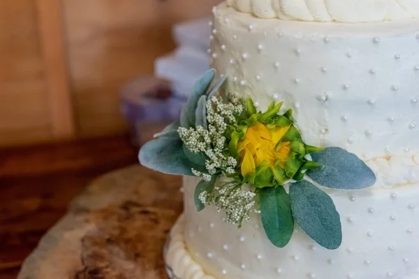 Eine Nahaufnahme Einer Eleganten Hochzeitstorte Mit Natürlichen Blumen — Stockfoto