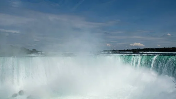 Utsikt Över Niagarafallet Sommardagen Från Den Kanadensiska Sidan — Stockfoto