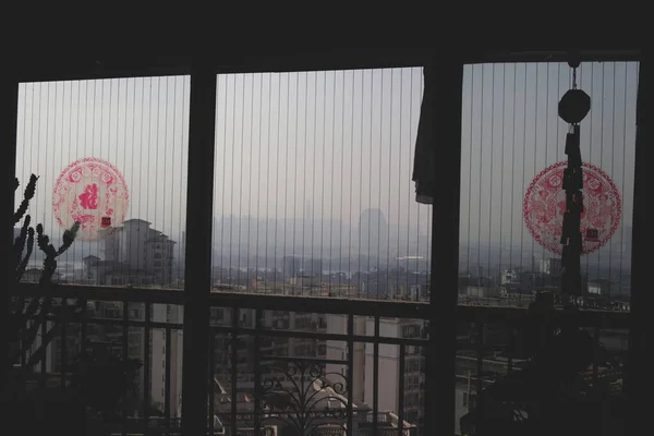 中国のバルコニーからの都市の眺め — ストック写真