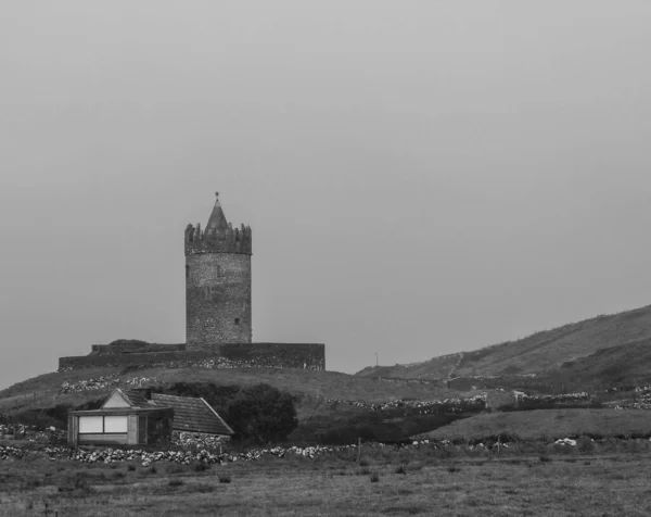 Disparo Escala Grises Del Castillo Doonagore Costa Oeste Irlanda — Foto de Stock