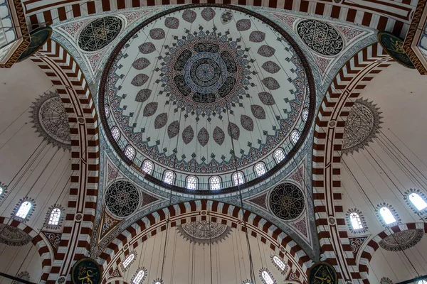 Uma Vista Baixo Ângulo Cúpula Colorida Mesquita Shezade Istambul Turquia — Fotografia de Stock