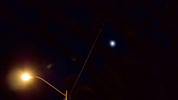 Niski Kąt Strzał Podświetlanej Ulicznej Lampy Świecącym Księżycem Nocnym Niebie — Zdjęcie stockowe