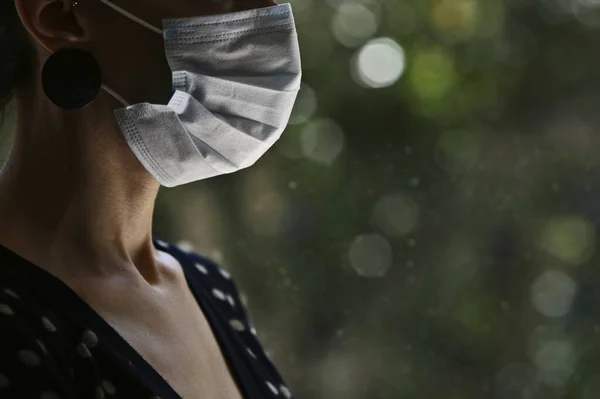 一名戴口罩的妇女在自我检疫过程中保护自己不感染考罗纳维病毒 Covid — 图库照片