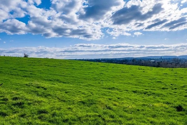 Una Vasta Valle Verde Con Cielo Blu Durante Giorno — Foto Stock