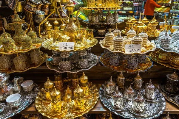 Типичные Чайники Подносах Полках Огнями Стамбуле Spice Bazaar Турции — стоковое фото