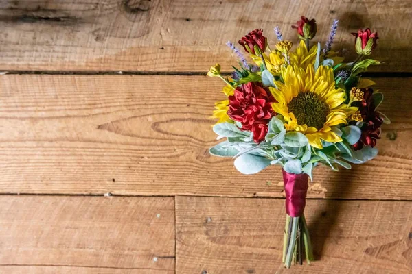 Gros Plan Beau Bouquet Fleurs Mariée Sur Une Surface Bois — Photo