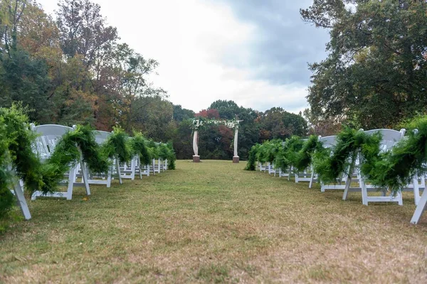 Beautiful Outdoor Wedding Set Surrounded Breathtaking Greenery — Stock Photo, Image