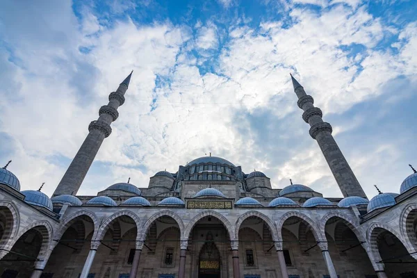 Uma Vista Baixo Ângulo Mesquita Suleymaniye Sob Céu Nublado Luz — Fotografia de Stock