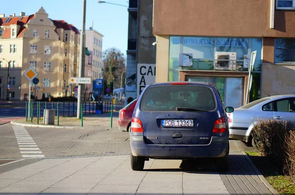 Poznan Polska Stycznia 2020 Zaparkowany Niebieski Brudny Samochód Renault Chodniku — Zdjęcie stockowe