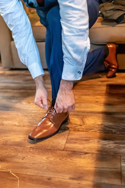 Eine Vertikale Aufnahme Eines Bräutigams Klassischen Schuhen Der Sich Auf — Stockfoto