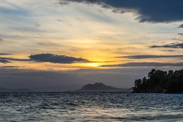 Ein Atemberaubender Sonnenuntergang Über Dem Meer Auf Der Insel Skiathos — Stockfoto