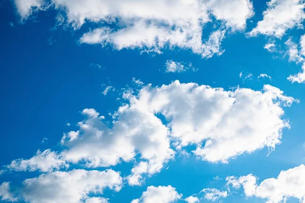 Ένας Γαλάζιος Φωτεινός Ουρανός Λίγα Σύννεφα Και Έναν Λαμπερό Ήλιο — Φωτογραφία Αρχείου